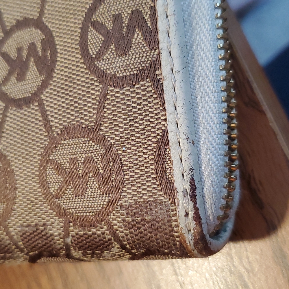 Michael Kors Wallet - Picture 7 of 9